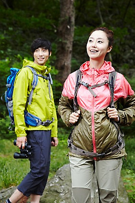포토 JPG 주간 나무 식물 라이프스타일 커플 응시 여자 남자 커플라이프 가방 배낭 레저 휴식 아웃도어 서기 미소 웃음 들기 사람 동양인 성인 취미 야외 두명 앞모습 아웃포커스 30대 등산 트래킹 쌍안경 망원경 한국인 돌_바위 바위 목표 숲속 숲 등산복 상쾌 장년만 성인만 국내포토 자연요소 시선 잡화 옷 감정 뷰포인트 컨셉 관계 모션 촬영기법 표정 인종 생활 장년 파일형식