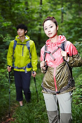 포토 JPG 주간 나무 식물 라이프스타일 커플 응시 여자 남자 커플라이프 가방 배낭 지팡이 레저 아웃도어 들기 사람 동양인 성인 취미 야외 두명 앞모습 아웃포커스 30대 걷기 등산 트래킹 한국인 막대기 목표 숲속 숲 등산복 상쾌 장년만 성인만 국내포토 자연요소 시선 잡화 옷 감정 뷰포인트 컨셉 관계 모션 촬영기법 인종 생활 장년 파일형식