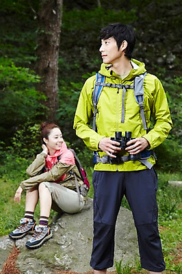 포토 JPG 주간 나무 식물 라이프스타일 커플 여자 남자 커플라이프 가방 배낭 레저 휴식 아웃도어 서기 미소 웃음 들기 사람 앉기 동양인 성인 취미 야외 두명 앞모습 아웃포커스 30대 등산 트래킹 쌍안경 망원경 한국인 돌_바위 바위 목표 숲속 숲 등산복 상쾌 장년만 성인만 국내포토 자연요소 잡화 옷 감정 뷰포인트 컨셉 관계 모션 촬영기법 표정 인종 생활 장년 파일형식