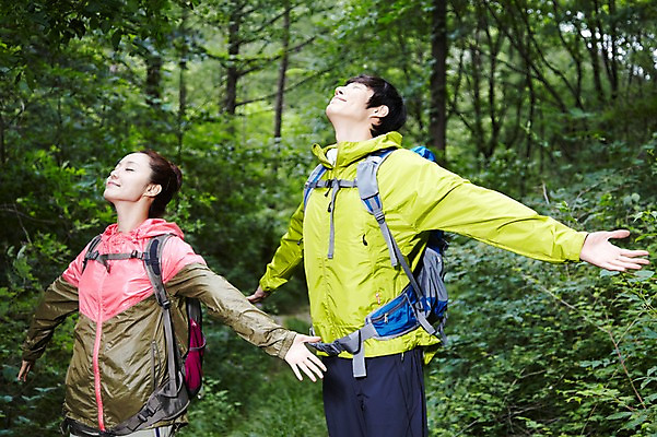 포토 JPG 주간 나무 식물 라이프스타일 커플 여자 남자 커플라이프 가방 배낭 팔벌리기 레저 아웃도어 사람 동양인 상반신 성인 취미 야외 두명 옆모습 아웃포커스 30대 눈감음 등산 트래킹 한국인 목표 숲속 숲 등산복 상쾌 삼림욕 심호흡 장년만 성인만 국내포토 자연요소 잡화 옷 감정 뷰포인트 컨셉 관계 모션 촬영기법 인종 생활 장년 호흡 파일형식