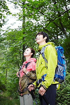 포토 JPG 주간 나무 식물 라이프스타일 커플 응시 여자 남자 커플라이프 가방 배낭 지팡이 레저 아웃도어 서기 미소 웃음 들기 사람 동양인 성인 취미 야외 두명 옆모습 아웃포커스 30대 등산 트래킹 한국인 막대기 목표 숲속 숲 등산복 상쾌 장년만 성인만 국내포토 자연요소 시선 잡화 옷 감정 뷰포인트 컨셉 관계 모션 촬영기법 표정 인종 생활 장년 파일형식
