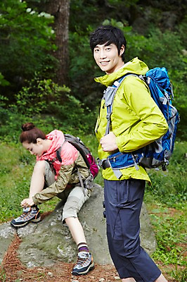 포토 JPG 주간 나무 식물 라이프스타일 커플 여자 남자 커플라이프 가방 배낭 레저 휴식 아웃도어 서기 미소 웃음 사람 앉기 동양인 성인 취미 야외 두명 옆모습 아웃포커스 30대 등산 트래킹 한국인 돌_바위 바위 목표 숲속 숲 등산복 상쾌 등산화 신발끈 장년만 성인만 국내포토 자연요소 잡화 옷 감정 뷰포인트 신발 컨셉 관계 모션 촬영기법 표정 인종 생활 장년 등산용품 파일형식
