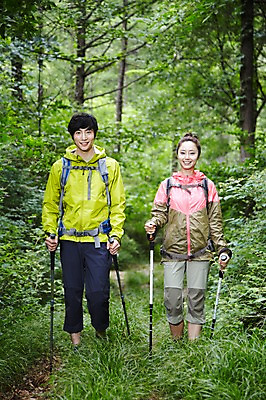 포토 JPG 주간 나무 식물 라이프스타일 커플 여자 남자 커플라이프 가방 배낭 지팡이 레저 아웃도어 미소 웃음 들기 사람 동양인 성인 취미 야외 두명 앞모습 아웃포커스 30대 걷기 등산 트래킹 한국인 막대기 목표 숲속 숲 등산복 상쾌 장년만 성인만 국내포토 자연요소 잡화 옷 감정 뷰포인트 컨셉 관계 모션 촬영기법 표정 인종 생활 장년 파일형식