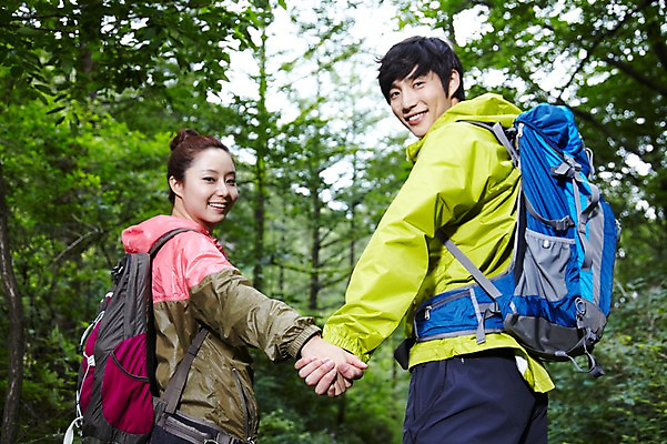 포토 JPG 주간 나무 식물 라이프스타일 커플 여자 남자 커플라이프 가방 배낭 레저 아웃도어 미소 웃음 사람 동양인 상반신 성인 취미 야외 두명 옆모습 아웃포커스 30대 손잡기 등산 트래킹 한국인 목표 숲속 숲 등산복 상쾌 장년만 성인만 국내포토 자연요소 잡화 옷 감정 뷰포인트 컨셉 관계 모션 촬영기법 표정 인종 생활 장년 파일형식