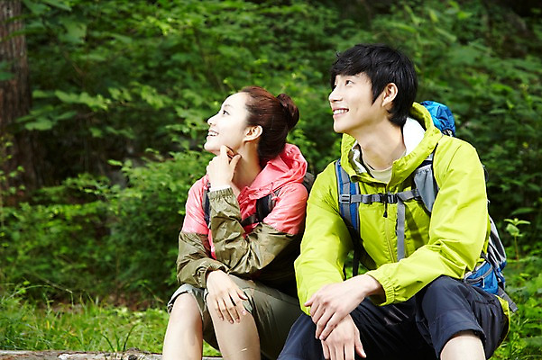 포토 JPG 주간 나무 식물 라이프스타일 커플 응시 여자 남자 커플라이프 가방 배낭 레저 휴식 아웃도어 미소 웃음 사람 앉기 동양인 성인 취미 야외 두명 앞모습 아웃포커스 30대 등산 트래킹 한국인 목표 숲속 숲 등산복 상쾌 장년만 성인만 국내포토 자연요소 시선 잡화 옷 감정 뷰포인트 컨셉 관계 모션 촬영기법 표정 인종 생활 장년 파일형식