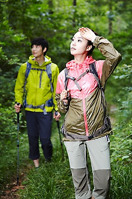 포토 JPG 주간 나무 식물 라이프스타일 커플 응시 여자 남자 커플라이프 가방 배낭 지팡이 레저 아웃도어 들기 사람 동양인 성인 취미 야외 두명 앞모습 아웃포커스 30대 걷기 등산 트래킹 한국인 막대기 목표 숲속 숲 등산복 상쾌 장년만 성인만 국내포토 자연요소 시선 잡화 옷 감정 뷰포인트 컨셉 관계 모션 촬영기법 인종 생활 장년 파일형식