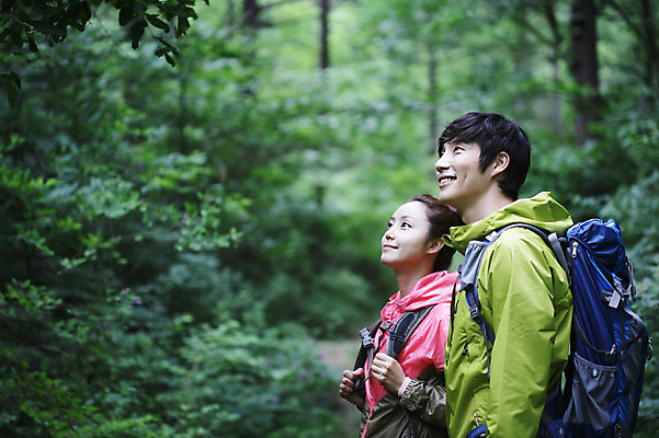 포토 JPG 주간 나무 식물 라이프스타일 커플 응시 여자 남자 커플라이프 가방 배낭 레저 아웃도어 미소 웃음 사람 동양인 상반신 성인 취미 야외 두명 옆모습 아웃포커스 30대 등산 트래킹 한국인 목표 숲속 숲 등산복 상쾌 장년만 성인만 국내포토 자연요소 시선 잡화 옷 감정 뷰포인트 컨셉 관계 촬영기법 표정 인종 생활 장년 파일형식