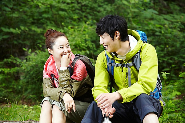 포토 JPG 주간 나무 식물 라이프스타일 커플 여자 남자 커플라이프 가방 배낭 레저 휴식 아웃도어 미소 웃음 사람 앉기 동양인 성인 취미 야외 두명 앞모습 아웃포커스 30대 마주보기 등산 트래킹 한국인 목표 숲속 숲 등산복 상쾌 장년만 성인만 국내포토 자연요소 잡화 옷 감정 뷰포인트 컨셉 관계 모션 촬영기법 표정 인종 생활 장년 파일형식