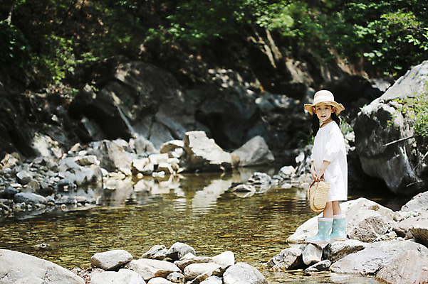 포토 JPG 주간 전신 나무 식물 모자 라이프스타일 여자 어린이라이프 어린이 가방 자연 장화 한명 서기 들기 사람 동양인 소녀 야외 라이프 물 계곡 유치원생 한국인 돌_바위 바위 관찰 체험학습 풀 자연학습 여자만 여자한명만 어린이만 소녀만 소녀한명만 국내포토 자연요소 1 잡화 신발 모션 인종 생활 체험 생태계 파일형식
