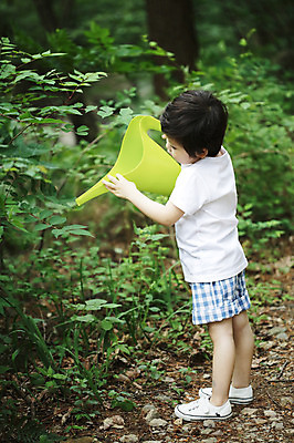 포토 JPG 주간 전신 나무 식물 라이프스타일 응시 남자 어린이라이프 어린이 포즈 자연 한명 서기 들기 사람 동양인 소년 야외 라이프 옆모습 유치원생 물뿌리개 한국인 관찰 체험학습 풀 숲 물주기 원예 자연학습 남자만 남자한명만 어린이만 소년만 소년한명만 국내포토 자연요소 1 시선 뷰포인트 모션 인종 취미 생활 체험 생태계 파일형식
