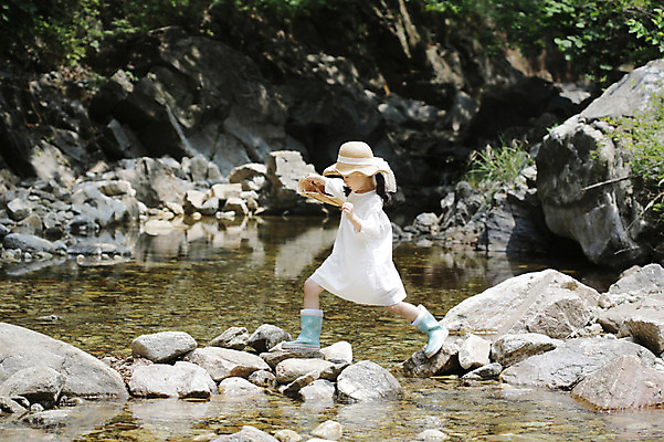 포토 JPG 주간 전신 나무 식물 모자 라이프스타일 여자 어린이라이프 어린이 포즈 가방 자연 장화 한명 서기 사람 동양인 소녀 야외 라이프 물 걷기 계곡 유치원생 한국인 돌_바위 바위 관찰 체험학습 돌다리 자연학습 여자만 여자한명만 어린이만 소녀만 소녀한명만 국내포토 자연요소 1 잡화 신발 모션 인종 생활 다리_건축물 체험 생태계 파일형식