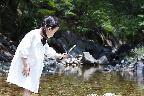 포토 JPG 주간 나무 식물 라이프스타일 응시 여자 어린이라이프 어린이 자연 돋보기 한명 서기 들기 사람 동양인 소녀 상반신 야외 라이프 옆모습 물 계곡 유치원생 한국인 돌_바위 바위 관찰 체험학습 풀 자연학습 여자만 여자한명만 어린이만 소녀만 소녀한명만 국내포토 자연요소 1 시선 뷰포인트 모션 인종 생활 체험 생태계 파일형식