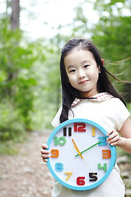 포토 JPG 주간 나무 식물 라이프스타일 여자 어린이라이프 길 어린이 시계 자연 한명 서기 미소 웃음 들기 사람 동양인 소녀 상반신 야외 라이프 아웃포커스 유치원생 한국인 관찰 시간 체험학습 풀 시곗바늘 벽시계 자연학습 여자만 여자한명만 어린이만 소녀만 소녀한명만 국내포토 자연요소 1 모션 촬영기법 표정 인종 생활 체험 생태계 파일형식