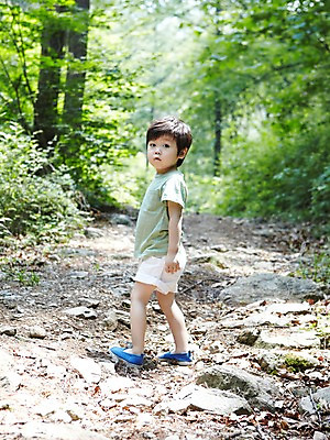 포토 JPG 주간 전신 나무 식물 라이프스타일 남자 어린이라이프 길 어린이 자연 한명 서기 사람 동양인 소년 야외 라이프 유치원생 한국인 돌_바위 바위 관찰 체험학습 풀 뒤돌아보기 숲 산길 자연학습 남자만 남자한명만 어린이만 소년만 소년한명만 국내포토 자연요소 1 모션 인종 생활 체험 생태계 파일형식