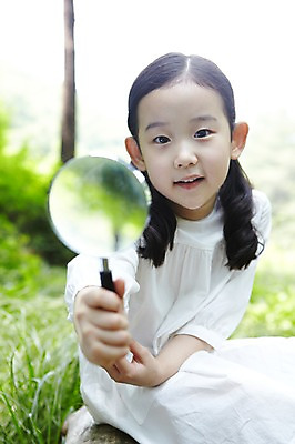 포토 JPG 주간 나무 식물 라이프스타일 여자 어린이라이프 어린이 자연 돋보기 한명 들기 사람 앉기 동양인 소녀 상반신 야외 라이프 아웃포커스 유치원생 한국인 관찰 체험학습 풀 확대 자연학습 여자만 여자한명만 어린이만 소녀만 소녀한명만 국내포토 자연요소 1 모션 촬영기법 인종 생활 체험 생태계 파일형식