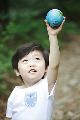 포토 JPG 주간 나무 식물 라이프스타일 응시 남자 어린이라이프 지구 어린이 자연 한명 서기 들기 사람 동양인 손짓 소년 상반신 야외 라이프 아웃포커스 지구본 손들기 자연보호 유치원생 한국인 올려보기 관찰 체험학습 풀 자연학습 남자만 남자한명만 어린이만 소년만 소년한명만 국내포토 자연요소 1 시선 모션 촬영기법 인종 생활 체험 보호 생태계 파일형식