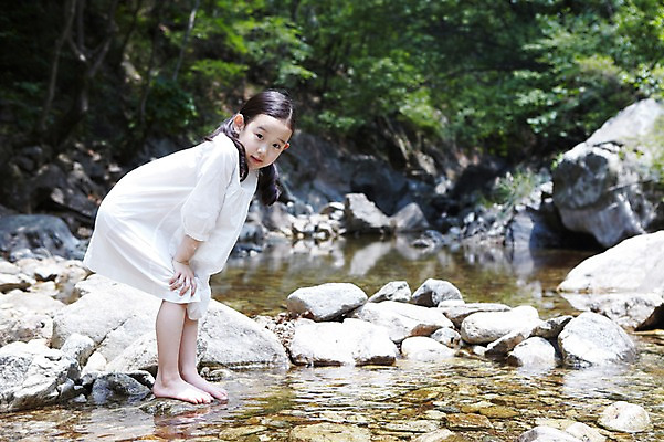 포토 JPG 주간 전신 나무 식물 라이프스타일 여자 어린이라이프 어린이 맨발 자연 한명 서기 사람 동양인 소녀 야외 라이프 물 계곡 유치원생 한국인 돌_바위 조약돌 바위 관찰 체험학습 풀 자연학습 여자만 여자한명만 어린이만 소녀만 소녀한명만 국내포토 자연요소 1 모션 발 인종 생활 체험 생태계 파일형식