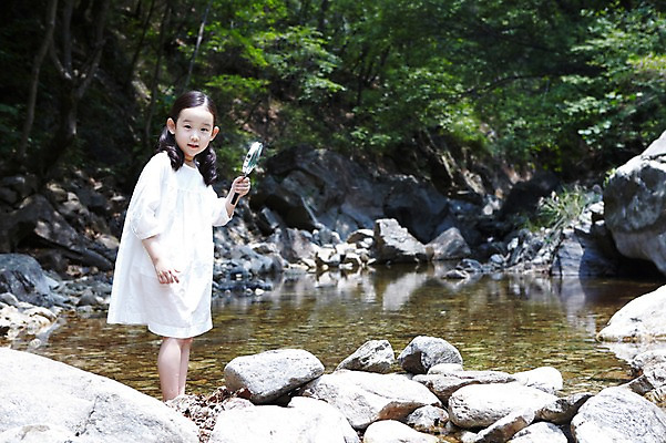 포토 JPG 주간 전신 나무 식물 라이프스타일 여자 어린이라이프 어린이 자연 돋보기 한명 서기 사람 동양인 소녀 야외 라이프 물 계곡 유치원생 한국인 돌_바위 조약돌 바위 관찰 체험학습 풀 자연학습 여자만 여자한명만 어린이만 소녀만 소녀한명만 국내포토 자연요소 1 모션 인종 생활 체험 생태계 파일형식