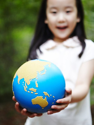 포토 JPG 주간 식물 라이프스타일 여자 어린이라이프 지구 어린이 지도 자연 한명 서기 미소 웃음 들기 사람 동양인 소녀 근접촬영 상반신 야외 라이프 아웃포커스 장난감 지구본 자연보호 유치원생 한국인 관찰 체험학습 자연학습 여자만 여자한명만 어린이만 소녀만 소녀한명만 국내포토 자연요소 1 뷰포인트 모션 촬영기법 표정 인종 생활 체험 보호 생태계 파일형식