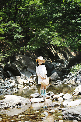 포토 JPG 주간 전신 나무 식물 모자 라이프스타일 여자 어린이라이프 어린이 가방 자연 장화 한명 서기 미소 웃음 들기 사람 동양인 소녀 야외 라이프 물 계곡 유치원생 한국인 돌_바위 조약돌 바위 관찰 체험학습 자연학습 여자만 여자한명만 어린이만 소녀만 소녀한명만 국내포토 자연요소 1 잡화 신발 모션 표정 인종 생활 체험 생태계 파일형식