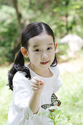 포토 JPG 주간 나무 식물 동물 한마리 라이프스타일 여자 어린이라이프 어린이 나비 곤충 무늬 자연 한명 서기 미소 웃음 사람 동양인 소녀 상반신 야외 라이프 아웃포커스 유치원생 한국인 가리킴 관찰 체험학습 풀 숲 곤충채집 자연학습 호랑나비 여자만 여자한명만 어린이만 소녀만 소녀한명만 국내포토 자연요소 1 모션 촬영기법 표정 인종 손짓 생활 체험 수집 생태계 파일형식