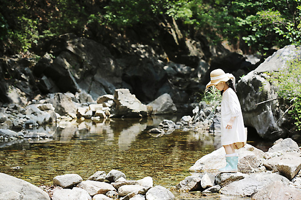 포토 JPG 주간 전신 나무 식물 모자 라이프스타일 응시 여자 어린이라이프 어린이 가방 자연 장화 한명 서기 사람 동양인 소녀 야외 라이프 물 계곡 유치원생 한국인 돌_바위 조약돌 바위 관찰 체험학습 자연학습 여자만 여자한명만 어린이만 소녀만 소녀한명만 내려보기 국내포토 자연요소 1 시선 잡화 신발 모션 인종 생활 체험 생태계 파일형식