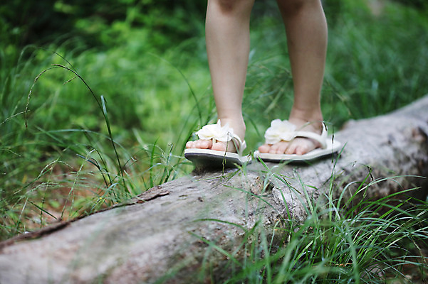포토 JPG 주간 나무 식물 어린이 신발 발 자연 한명 사람 야외 아웃포커스 신체부위 걷기 관찰 체험학습 풀 샌들 통나무 나무토막 양발 어린이만 국내포토 자연요소 1 모션 촬영기법 체험 생태계 파일형식