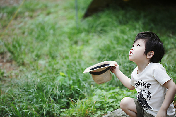 포토 JPG 주간 식물 모자 라이프스타일 응시 남자 어린이라이프 어린이 자연 한명 사람 앉기 동양인 소년 잔디 초원 상반신 야외 라이프 아웃포커스 유치원생 한국인 올려보기 관찰 체험학습 풀 자연학습 남자만 남자한명만 어린이만 소년만 소년한명만 국내포토 자연요소 1 시선 잡화 모션 촬영기법 인종 생활 체험 생태계 파일형식