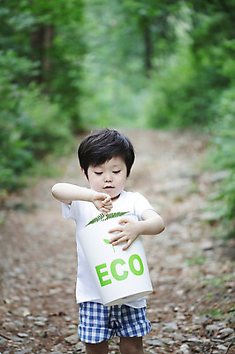 포토 JPG 주간 나무 식물 라이프스타일 응시 남자 어린이라이프 길 어린이 캠페인 잎 자연 나뭇잎 통 한명 서기 들기 사람 동양인 손짓 소년 상반신 야외 라이프 아웃포커스 자연보호 그린캠페인 유치원생 한국인 쓰레기통 돌_바위 조약돌 관찰 체험학습 풀 숲 에코 산길 자연학습 남자만 남자한명만 어린이만 소년만 소년한명만 그린슈머 국내포토 자연요소 1 시선 모션 촬영기법 인종 생활 환경 체험 보호 생태계 파일형식