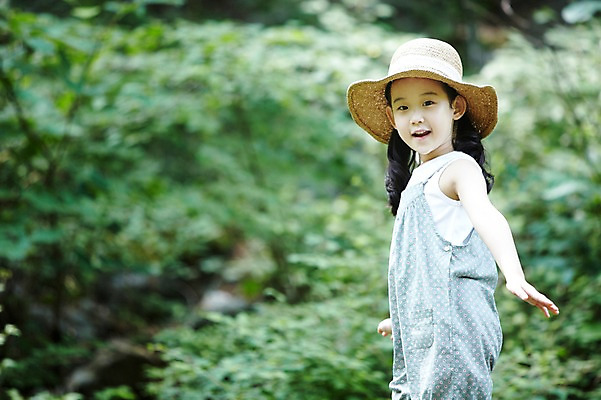 포토 JPG 주간 나무 식물 모자 라이프스타일 여자 어린이라이프 어린이 포즈 자연 팔벌리기 한명 서기 미소 웃음 사람 동양인 손짓 소녀 상반신 야외 라이프 아웃포커스 유치원생 한국인 관찰 체험학습 풀 숲 자연학습 여자만 여자한명만 어린이만 소녀만 소녀한명만 국내포토 자연요소 1 잡화 모션 촬영기법 표정 인종 생활 체험 생태계 파일형식