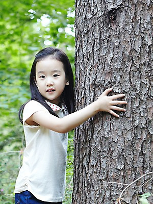 포토 JPG 주간 나무 식물 라이프스타일 여자 어린이라이프 어린이 안기 자연 표면 한명 서기 사람 동양인 손짓 소녀 상반신 야외 라이프 유치원생 한국인 관찰 체험학습 풀 숲 나무껍질 자연학습 여자만 여자한명만 어린이만 소녀만 소녀한명만 국내포토 자연요소 1 모션 인종 생활 껍질 체험 생태계 파일형식