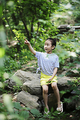 포토 JPG 주간 전신 나무 식물 라이프스타일 응시 여자 어린이라이프 어린이 자연 한명 미소 웃음 사람 앉기 동양인 손짓 소녀 야외 라이프 아웃포커스 손들기 계곡 유치원생 한국인 돌_바위 바위 나뭇가지 가리킴 관찰 체험학습 풀 숲 자연학습 여자만 여자한명만 어린이만 소녀만 소녀한명만 국내포토 자연요소 1 시선 모션 촬영기법 표정 인종 생활 체험 생태계 파일형식