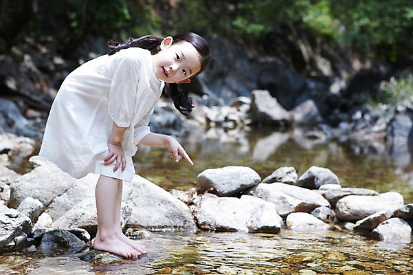 포토 JPG 주간 전신 나무 식물 라이프스타일 여자 어린이라이프 어린이 맨발 자연 한명 서기 사람 동양인 손짓 소녀 야외 라이프 아웃포커스 물 계곡 유치원생 한국인 돌_바위 조약돌 바위 가리킴 관찰 체험학습 자연학습 여자만 여자한명만 어린이만 소녀만 소녀한명만 국내포토 자연요소 1 모션 발 촬영기법 인종 생활 체험 생태계 파일형식