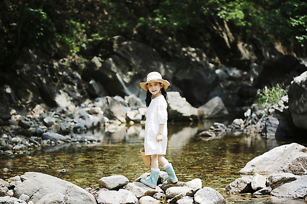 포토 JPG 주간 전신 나무 식물 모자 라이프스타일 여자 어린이라이프 어린이 가방 자연 장화 한명 서기 미소 웃음 들기 사람 동양인 소녀 야외 라이프 물 계곡 유치원생 한국인 돌_바위 조약돌 바위 관찰 체험학습 풀 자연학습 여자만 여자한명만 어린이만 소녀만 소녀한명만 국내포토 자연요소 1 잡화 신발 모션 표정 인종 생활 체험 생태계 파일형식