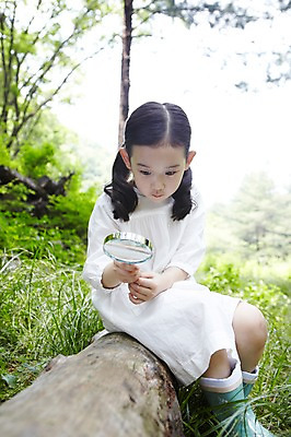 포토 JPG 주간 전신 나무 식물 라이프스타일 응시 여자 어린이라이프 어린이 자연 돋보기 장화 한명 들기 사람 앉기 동양인 소녀 잔디 야외 라이프 유치원생 한국인 관찰 체험학습 풀 숲 통나무 나무토막 자연학습 여자만 여자한명만 어린이만 소녀만 소녀한명만 국내포토 자연요소 1 시선 신발 모션 인종 생활 체험 생태계 파일형식