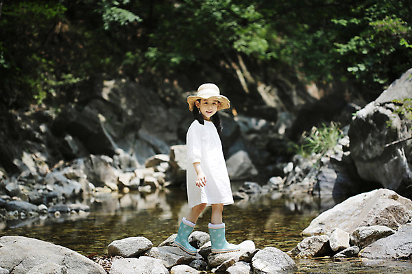 포토 JPG 주간 전신 나무 식물 모자 라이프스타일 여자 어린이라이프 어린이 자연 장화 한명 서기 미소 웃음 사람 동양인 소녀 야외 라이프 물 계곡 유치원생 한국인 돌_바위 조약돌 바위 관찰 체험학습 자연학습 여자만 여자한명만 어린이만 소녀만 소녀한명만 국내포토 자연요소 1 잡화 신발 모션 표정 인종 생활 체험 생태계 파일형식