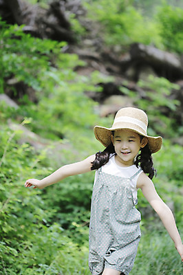 포토 JPG 주간 나무 식물 모자 라이프스타일 여자 어린이라이프 어린이 자연 팔벌리기 한명 서기 미소 웃음 사람 동양인 손짓 소녀 상반신 야외 라이프 아웃포커스 유치원생 한국인 관찰 체험학습 풀 숲 자연학습 여자만 여자한명만 어린이만 소녀만 소녀한명만 국내포토 자연요소 1 잡화 모션 촬영기법 표정 인종 생활 체험 생태계 파일형식