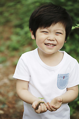 포토 JPG 주간 나무 식물 라이프스타일 남자 어린이라이프 어린이 자연 한명 서기 미소 웃음 들기 사람 동양인 소년 상반신 야외 라이프 아웃포커스 새싹 자연보호 흙 유치원생 한국인 관찰 체험학습 풀 자연학습 남자만 남자한명만 어린이만 소년만 소년한명만 국내포토 자연요소 1 모션 촬영기법 표정 인종 생활 체험 보호 생태계 파일형식