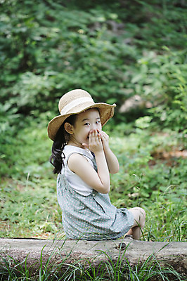 포토 JPG 주간 나무 식물 모자 라이프스타일 여자 어린이라이프 어린이 자연 한명 미소 웃음 사람 앉기 동양인 소녀 잔디 상반신 야외 라이프 손들기 유치원생 한국인 관찰 체험학습 풀 뒤돌아보기 숲 수줍음 통나무 나무토막 자연학습 쑥스러운 여자만 여자한명만 어린이만 소녀만 소녀한명만 국내포토 자연요소 1 잡화 감정 모션 표정 인종 생활 체험 생태계 파일형식