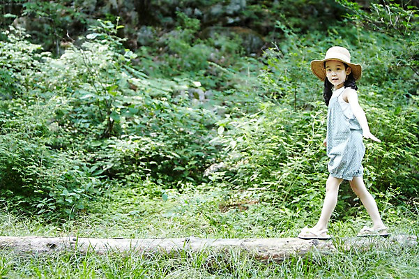 포토 JPG 주간 전신 나무 식물 모자 라이프스타일 여자 어린이라이프 어린이 자연 팔벌리기 한명 서기 사람 동양인 손짓 소녀 야외 라이프 걷기 유치원생 한국인 관찰 체험학습 풀 숲 통나무 나무토막 자연학습 여자만 여자한명만 어린이만 소녀만 소녀한명만 국내포토 자연요소 1 잡화 모션 인종 생활 체험 생태계 파일형식