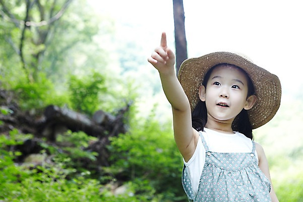 포토 JPG 주간 나무 식물 모자 라이프스타일 응시 여자 어린이라이프 어린이 자연 한명 서기 사람 동양인 손짓 소녀 상반신 야외 라이프 아웃포커스 손들기 유치원생 한국인 가리킴 관찰 체험학습 풀 숲 자연학습 여자만 여자한명만 어린이만 소녀만 소녀한명만 국내포토 자연요소 1 시선 잡화 모션 촬영기법 인종 생활 체험 생태계 파일형식