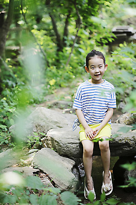 포토 JPG 주간 전신 나무 식물 라이프스타일 여자 어린이라이프 어린이 자연 한명 미소 웃음 사람 앉기 동양인 소녀 야외 라이프 계곡 유치원생 한국인 돌_바위 바위 관찰 체험학습 풀 숲 자연학습 여자만 여자한명만 어린이만 소녀만 소녀한명만 국내포토 자연요소 1 모션 표정 인종 생활 체험 생태계 파일형식