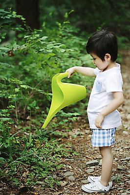 포토 JPG 주간 전신 나무 식물 라이프스타일 남자 어린이라이프 어린이 자연 한명 서기 들기 사람 동양인 소년 야외 라이프 옆모습 유치원생 물뿌리개 한국인 관찰 체험학습 풀 숲 물주기 원예 자연학습 남자만 남자한명만 어린이만 소년만 소년한명만 국내포토 자연요소 1 뷰포인트 모션 인종 취미 생활 체험 생태계 파일형식