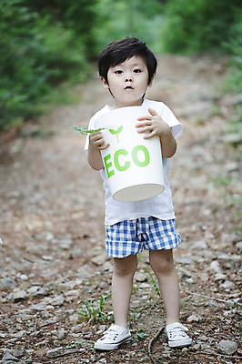 포토 JPG 주간 전신 나무 식물 라이프스타일 남자 어린이라이프 길 어린이 캠페인 잎 자연 나뭇잎 통 한명 서기 들기 사람 동양인 손짓 소년 야외 라이프 아웃포커스 자연보호 그린캠페인 유치원생 한국인 쓰레기통 돌_바위 조약돌 관찰 체험학습 풀 숲 에코 산길 자연학습 남자만 남자한명만 어린이만 소년만 소년한명만 그린슈머 국내포토 자연요소 1 모션 촬영기법 인종 생활 환경 체험 보호 생태계 파일형식