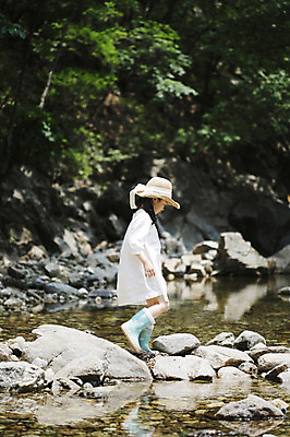 포토 JPG 주간 전신 나무 식물 모자 라이프스타일 여자 어린이라이프 어린이 자연 장화 한명 서기 사람 동양인 소녀 야외 라이프 옆모습 물 걷기 계곡 유치원생 한국인 돌_바위 조약돌 바위 관찰 체험학습 풀 자연학습 여자만 여자한명만 어린이만 소녀만 소녀한명만 국내포토 자연요소 1 잡화 뷰포인트 신발 모션 인종 생활 체험 생태계 파일형식