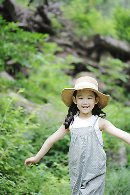 포토 JPG 주간 나무 식물 모자 라이프스타일 여자 어린이라이프 어린이 자연 팔벌리기 한명 서기 미소 웃음 사람 동양인 손짓 소녀 상반신 야외 라이프 아웃포커스 유치원생 한국인 관찰 체험학습 풀 숲 자연학습 여자만 여자한명만 어린이만 소녀만 소녀한명만 국내포토 자연요소 1 잡화 모션 촬영기법 표정 인종 생활 체험 생태계 파일형식