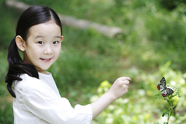 포토 JPG 주간 나무 식물 동물 한마리 라이프스타일 응시 여자 꽃 어린이라이프 어린이 나비 곤충 무늬 자연 한명 서기 미소 웃음 사람 동양인 손짓 소녀 상반신 야외 라이프 아웃포커스 손들기 유치원생 한국인 흰색 관찰 체험학습 풀 곤충채집 자연학습 호랑나비 여자만 여자한명만 어린이만 소녀만 소녀한명만 국내포토 자연요소 1 시선 컬러 모션 촬영기법 표정 인종 생활 체험 수집 생태계 파일형식