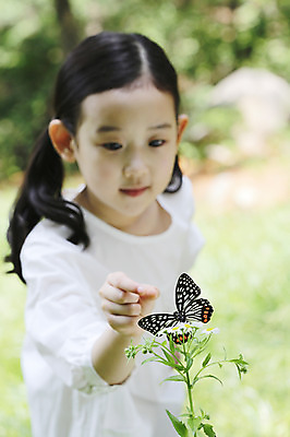 포토 JPG 주간 나무 식물 동물 한마리 라이프스타일 응시 여자 꽃 어린이라이프 어린이 나비 곤충 무늬 자연 한명 서기 사람 동양인 손짓 소녀 상반신 야외 라이프 아웃포커스 손들기 유치원생 한국인 흰색 관찰 체험학습 풀 곤충채집 자연학습 호랑나비 여자만 여자한명만 어린이만 소녀만 소녀한명만 국내포토 자연요소 1 시선 컬러 모션 촬영기법 인종 생활 체험 수집 생태계 파일형식