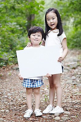 포토 JPG 주간 전신 나무 식물 라이프스타일 배너 여자 남자 어린이라이프 길 어린이 자연 사각프레임 프레임 광고판 알림판 서기 미소 웃음 들기 사람 동양인 소녀 소년 야외 두명 라이프 공백 유치원생 한국인 관찰 체험학습 풀 알림 산길 자연학습 어린이만 국내포토 자연요소 모션 표정 인종 생활 사각형 체험 생태계 판 파일형식