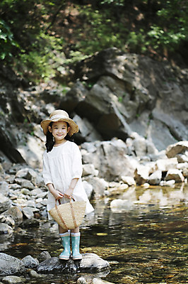 포토 JPG 주간 전신 나무 식물 모자 라이프스타일 여자 어린이라이프 어린이 가방 자연 장화 한명 서기 미소 웃음 들기 사람 동양인 소녀 야외 라이프 물 계곡 유치원생 한국인 돌_바위 조약돌 바위 관찰 체험학습 풀 자연학습 여자만 여자한명만 어린이만 소녀만 소녀한명만 국내포토 자연요소 1 잡화 신발 모션 표정 인종 생활 체험 생태계 파일형식